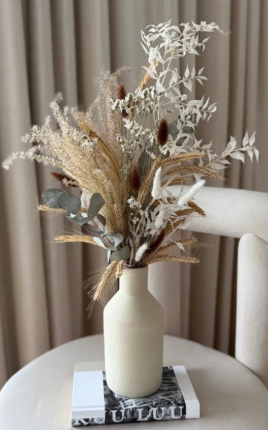 Calma – looduslähedane kimp heledates toonides pruuni ja rohelise aktsendiga